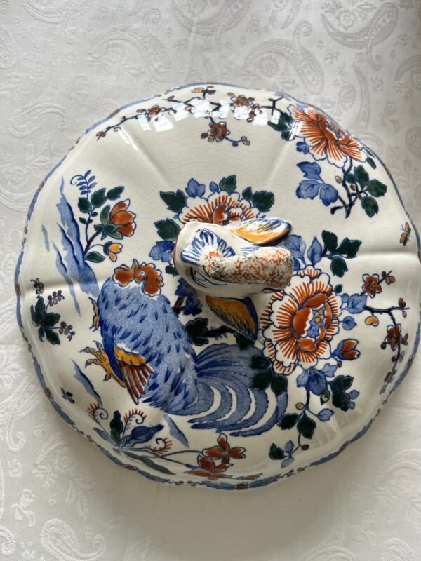 Deksel van de Gien Coq et Pivoines soepterrine, bovenaanzicht met decor van een haan en pioenrozen.