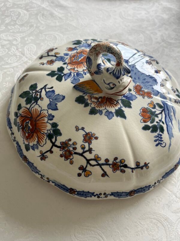 Bovenaanzicht van het gedecoreerde deksel van een Faïencerie de Gien Coq et Pivoines soepterrine met klassiek motief van hanen en weelderige pioenrozen