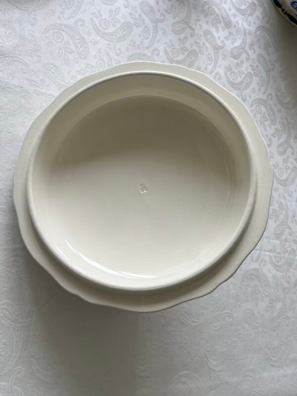 Onderzijde van het Gien Coq et Pivoines terrinedeksel met een authentiek ingedrukt Gien merkje