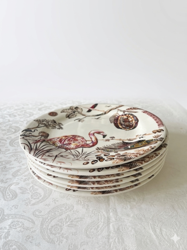 Bovenaanzicht van een zeldzame set van 6 Gien Cacao ontbijtborden met identieke exotische decors.