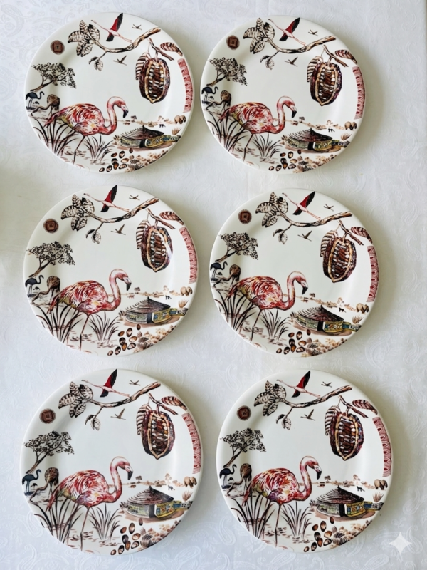 Bovenaanzicht van een zeldzame set van 6 Gien Cacao ontbijtborden met identieke exotische decors.