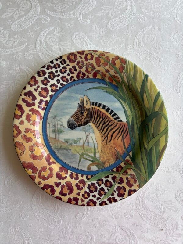 Gien Savane gebaksbordjes met het zebra-decor en panterprint rand ontworpen door Dominique Lalande