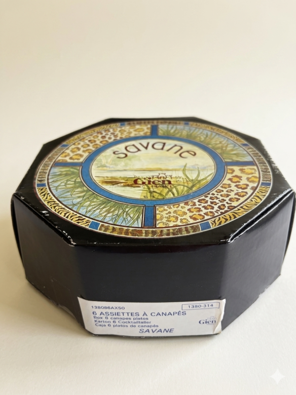 Gien Savane gebaksbordjes in de originele achthoekige zwarte verpakkingsdoos van de Faïencerie de Gien.⁠