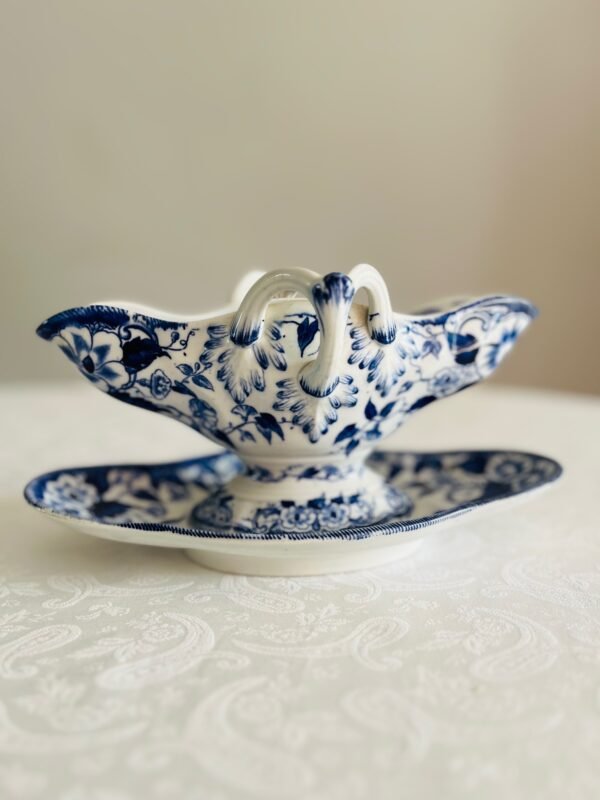 Creil et Montereau – Flora – Sauskom / Sauce Boat (ca. 1840–1876) Creil et Montereau – Flora – Sauskom / Sauce Boat (ca. 1840–1876)