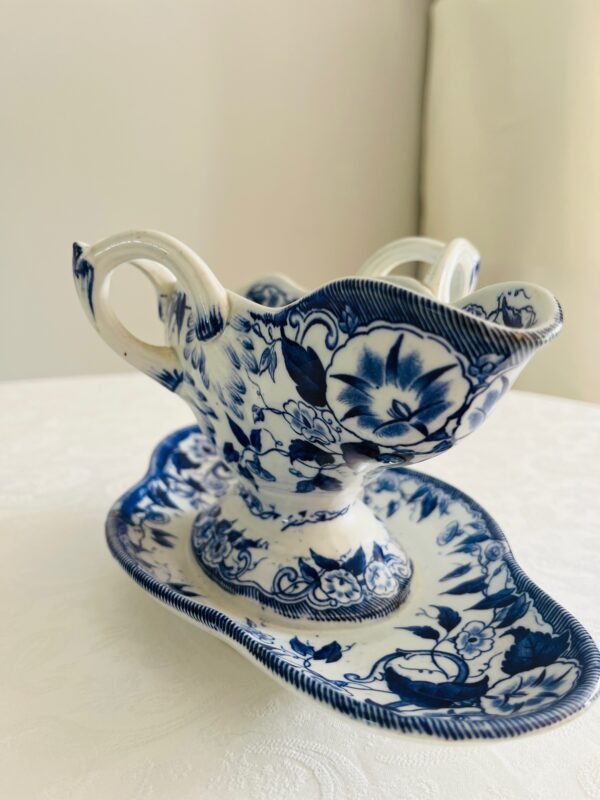 Creil et Montereau – Flora – Sauskom / Sauce Boat (ca. 1840–1876) Creil et Montereau – Flora – Sauskom / Sauce Boat (ca. 1840–1876)