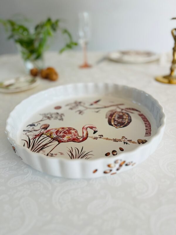 Ronde serveerschaal met lage opstaande gegolfde rand Ronde serveerschaal met lage opstaande gegolfde rand