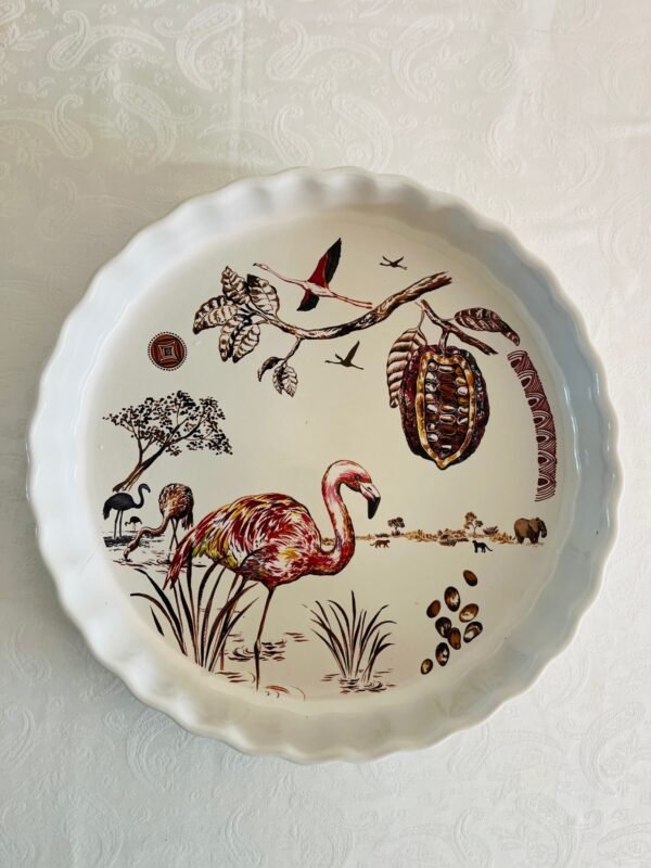 Ronde serveerschaal met lage opstaande gegolfde rand Ronde serveerschaal met lage opstaande gegolfde rand