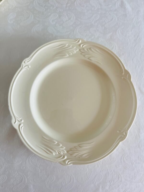 Faïencerie de Gien France – Rocaille Cream – Onderborden / Serveerborden / Presentation Plates Faïencerie de Gien France – Rocaille Cream – Onderborden / Serveerborden / Presentation Plates