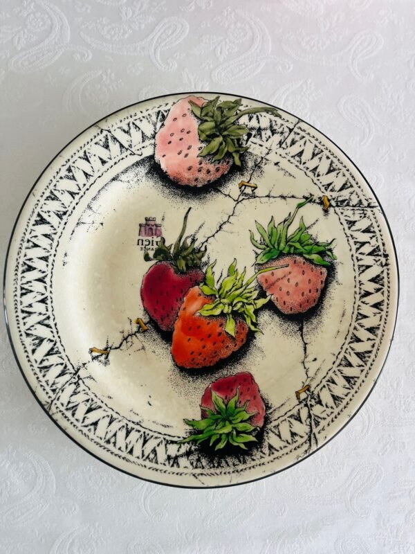 Faïencerie de Gien France – Fraises en Folie (1985) – Bord Ø21,5 cm Faïencerie de Gien France – Fraises en Folie (1985) – Bord Ø21,5 cm