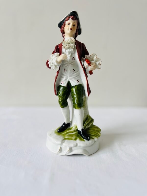 Vintage Tafeldecoratie – Porseleinen Beeldje “Edelman met kanten blouse” Vintage Tafeldecoratie – Porseleinen Beeldje “Edelman met kanten blouse”