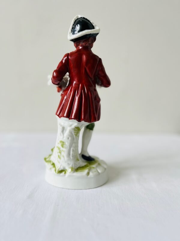 Vintage Tafeldecoratie – Porseleinen Beeldje “Edelman met kanten blouse” Vintage Tafeldecoratie – Porseleinen Beeldje “Edelman met kanten blouse”