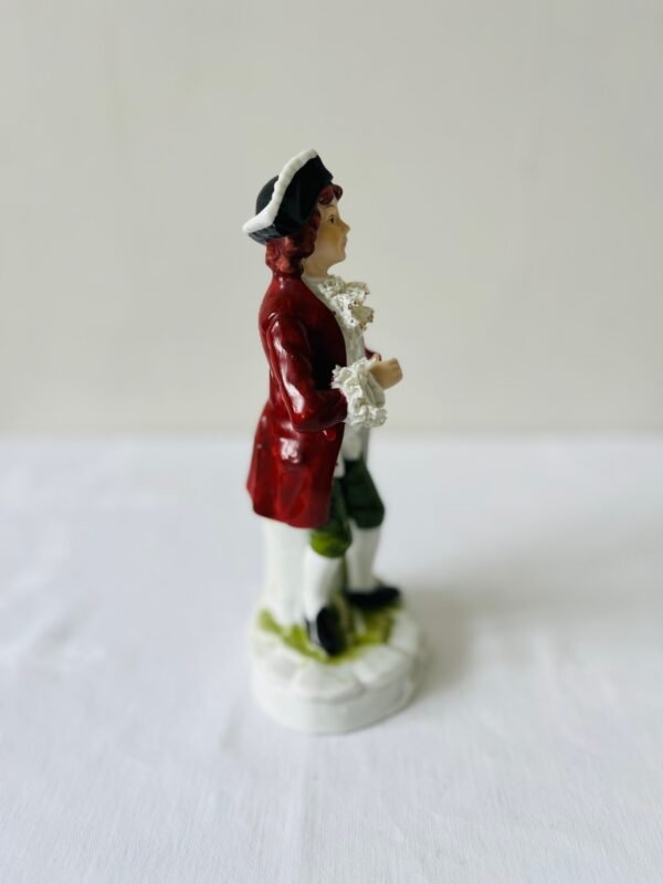 Vintage Tafeldecoratie – Porseleinen Beeldje “Edelman met kanten blouse” Vintage Tafeldecoratie – Porseleinen Beeldje “Edelman met kanten blouse”