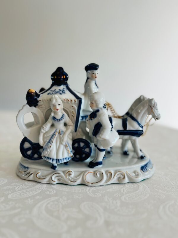 Vintage Tafeldecoratie – Horse & Carriage met Victoriaans Stel – Porseleinen Beeldje Vintage Tafeldecoratie – Horse & Carriage met Victoriaans Stel – Porseleinen Beeldje
