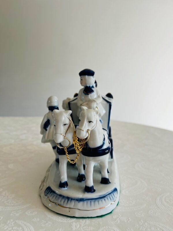 Vintage Tafeldecoratie – Horse & Carriage met Victoriaans Stel – Porseleinen Beeldje Vintage Tafeldecoratie – Horse & Carriage met Victoriaans Stel – Porseleinen Beeldje