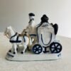 Vintage Tafeldecoratie – Horse & Carriage met Victoriaans Stel – Porseleinen Beeldje Vintage Tafeldecoratie – Horse & Carriage met Victoriaans Stel – Porseleinen Beeldje