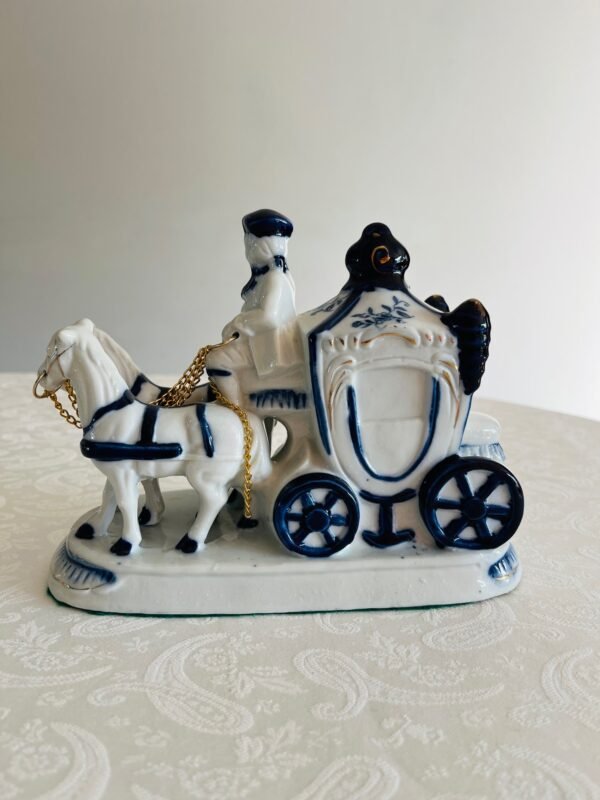 Vintage Tafeldecoratie – Horse & Carriage met Victoriaans Stel – Porseleinen Beeldje Vintage Tafeldecoratie – Horse & Carriage met Victoriaans Stel – Porseleinen Beeldje