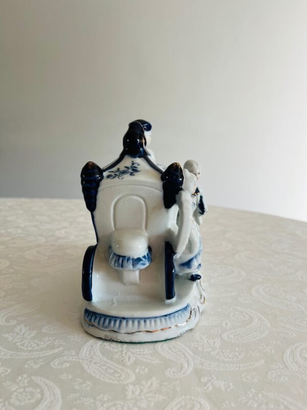Vintage Tafeldecoratie – Horse & Carriage met Victoriaans Stel – Porseleinen Beeldje Vintage Tafeldecoratie – Horse & Carriage met Victoriaans Stel – Porseleinen Beeldje