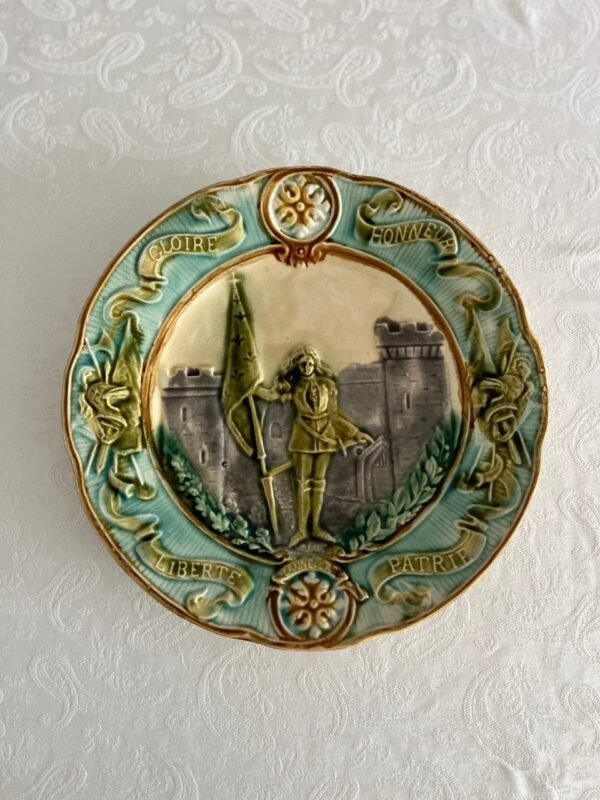Barbotine – Jeanne d’Arc – Antiek Bord Barbotine – Jeanne d’Arc – Antiek Bord