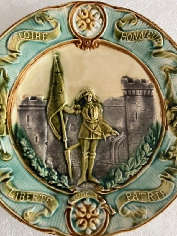 Barbotine – Jeanne d’Arc – Antiek Bord Barbotine – Jeanne d’Arc – Antiek Bord