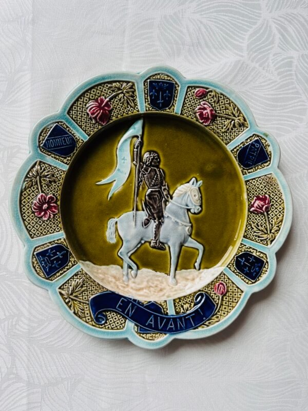 Barbotine – Jeanne d’Arc op Paard – Wandbord Barbotine – Jeanne d’Arc op Paard – Wandbord