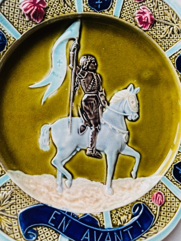 Barbotine – Jeanne d’Arc op Paard – Wandbord Barbotine – Jeanne d’Arc op Paard – Wandbord