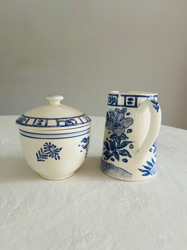 Faïencerie de Gien France – Oiseau Bleu – Melkkan & Suikerpot Faïencerie de Gien France – Oiseau Bleu – Melkkan & Suikerpot