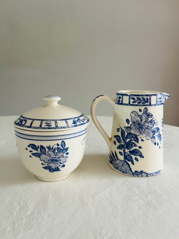 Faïencerie de Gien France – Oiseau Bleu – Melkkan & Suikerpot Faïencerie de Gien France – Oiseau Bleu – Melkkan & Suikerpot