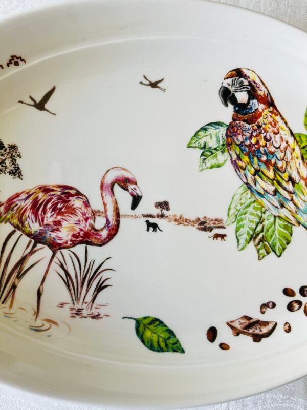 Detail van Gien Cacao presenteerschaaltje: levendig decor met een roze flamingo en een kleurrijke papegaai.