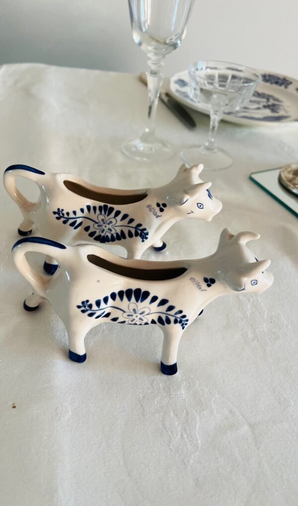 Handbeschilderd Delfts Blauw – Koe-Melkkannetjes (Set van 2) Handbeschilderd Delfts Blauw – Koe-Melkkannetjes (Set van 2)