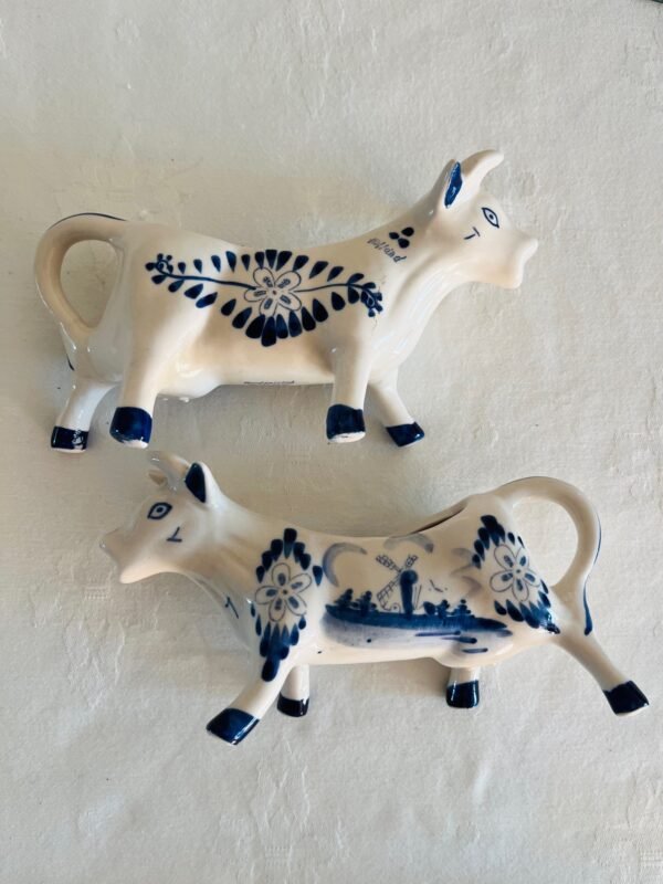 Handbeschilderd Delfts Blauw – Koe-Melkkannetjes (Set van 2) Handbeschilderd Delfts Blauw – Koe-Melkkannetjes (Set van 2)