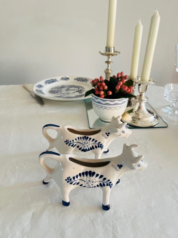 Handbeschilderd Delfts Blauw – Koe-Melkkannetjes (Set van 2) Handbeschilderd Delfts Blauw – Koe-Melkkannetjes (Set van 2)