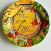Faïencerie de Gien France – Joyeuses Fêtes – Ontbijtbord / Sierbord Prachtig Gien kerstbord uit 1996, onderdeel van een beperkte oplage (limited edition) die Faïencerie de Gien France jaarlijks uitbrengt met verschillende kersttafereeltjes. Het ontwerp is gebaseerd op de klassieke Filets Noël-collectie, met handgeschilderde rode en groene randen en een sfeervol kerstmotief — perfect om de feestdagen elegant te vieren of als verzamelobject toe te voegen aan je Gien-collectie. Kenmerken: Merk: Faïencerie de Gien France Serie: Joyeuses Fêtes / Filets Noël Type: Ontbijtbord / Sierbord Diameter: 22 cm Materiaal: Faïence (aardewerk) Conditie: Uitstekende staat Een charmant en feestelijk bord dat de verfijnde traditie van Gien combineert met het plezier van kerstdecoratie — ideaal voor verzamelaars of als elegant accent tijdens de feestdagen.