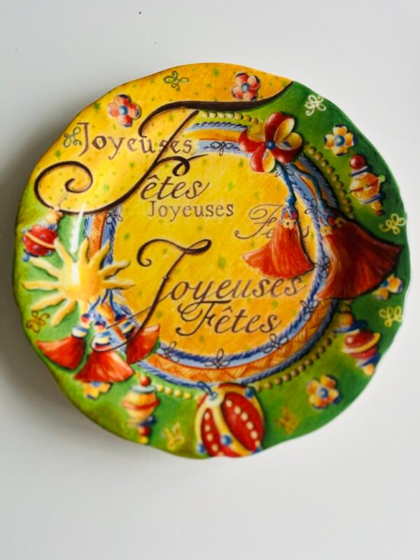 Gien Joyeuses Fêtes 1997 4 Faïencerie de Gien France – Joyeuses Fêtes – Ontbijtbord / Sierbord Prachtig Gien kerstbord uit 1996, onderdeel van een beperkte oplage (limited edition) die Faïencerie de Gien France jaarlijks uitbrengt met verschillende kersttafereeltjes. Het ontwerp is gebaseerd op de klassieke Filets Noël-collectie, met handgeschilderde rode en groene randen en een sfeervol kerstmotief — perfect om de feestdagen elegant te vieren of als verzamelobject toe te voegen aan je Gien-collectie. Kenmerken: Merk: Faïencerie de Gien France Serie: Joyeuses Fêtes / Filets Noël Type: Ontbijtbord / Sierbord Diameter: 22 cm Materiaal: Faïence (aardewerk) Conditie: Uitstekende staat Een charmant en feestelijk bord dat de verfijnde traditie van Gien combineert met het plezier van kerstdecoratie — ideaal voor verzamelaars of als elegant accent tijdens de feestdagen.