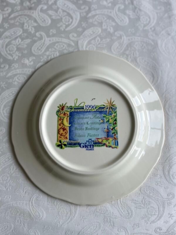 Faïencerie de Gien France – Joyeuses Fêtes – Ontbijtbord / Sierbord Prachtig Gien kerstbord uit 1996, onderdeel van een beperkte oplage (limited edition) die Faïencerie de Gien France jaarlijks uitbrengt met verschillende kersttafereeltjes. Het ontwerp is gebaseerd op de klassieke Filets Noël-collectie, met handgeschilderde mosterdgeel met rode randen en een sfeervol kerstmotief— perfect om de feestdagen elegant te vieren of als verzamelobject toe te voegen aan je Gien-collectie. Kenmerken: Merk: Faïencerie de Gien France Serie: Joyeuses Fêtes / Filets Noël Type: Ontbijtbord / Sierbord Diameter: 22 cm Materiaal: Faïence (aardewerk) Conditie: Uitstekende staat Een charmant en feestelijk bord dat de verfijnde traditie van Gien combineert met het plezier van kerstdecoratie — ideaal voor verzamelaars of als elegant accent tijdens de feestdagen.