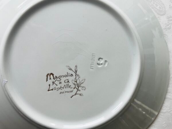 IMG_9601 Verschillende authentieke merktekens op de onderzijde van antieke K&G Lunéville borden, inclusief blindmerken en groene stempels."