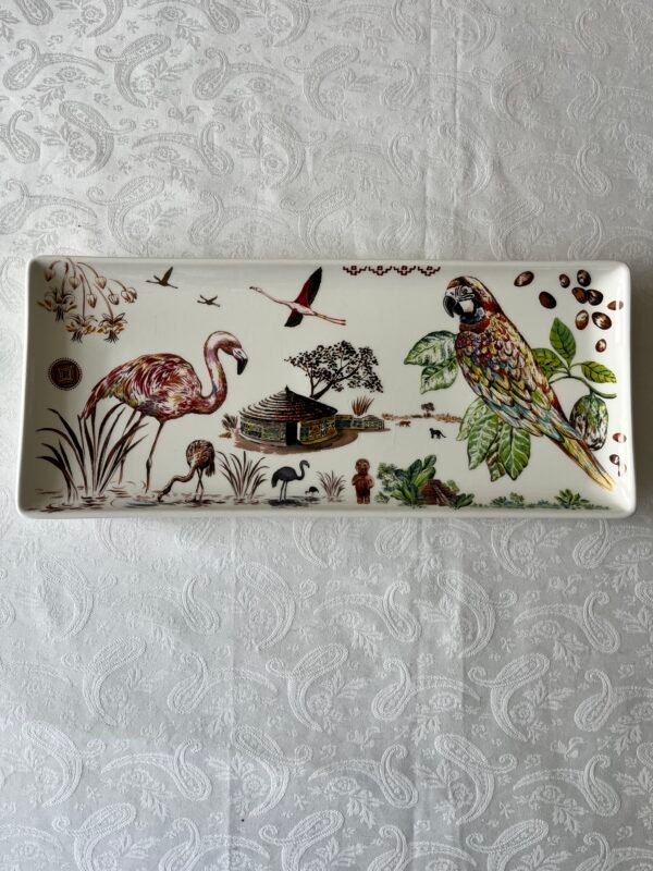 Grote rechthoekige Gien Cacao serveerschaal (35 cm) met gedetailleerd exotisch decor van flamingo’s, olifanten en papegaaien.