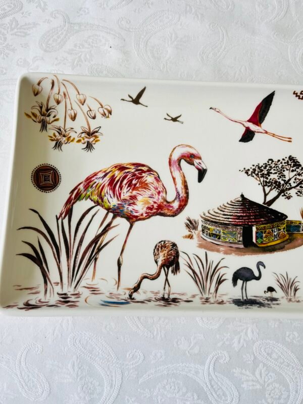 Detail van het Gien Cacao decor: exotisch landschap met flamingo, traditionele hut, cacaovruchten en een kleurrijke papegaai.
