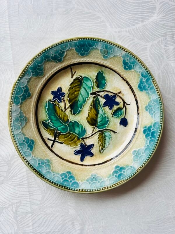 Antieke Frans Barbotine Borden met reliëf van groene bladeren en paars-blauwe bloemen en een turquoise geschulpte rand