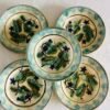 Set van 5 antieke Franse barbotine borden met reliëf van groene bladeren, paars-blauwe bloemen en een turquoise rand