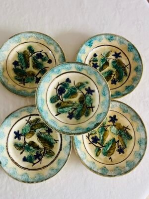 Set van 5 antieke Franse barbotine borden met reliëf van groene bladeren, paars-blauwe bloemen en een turquoise rand