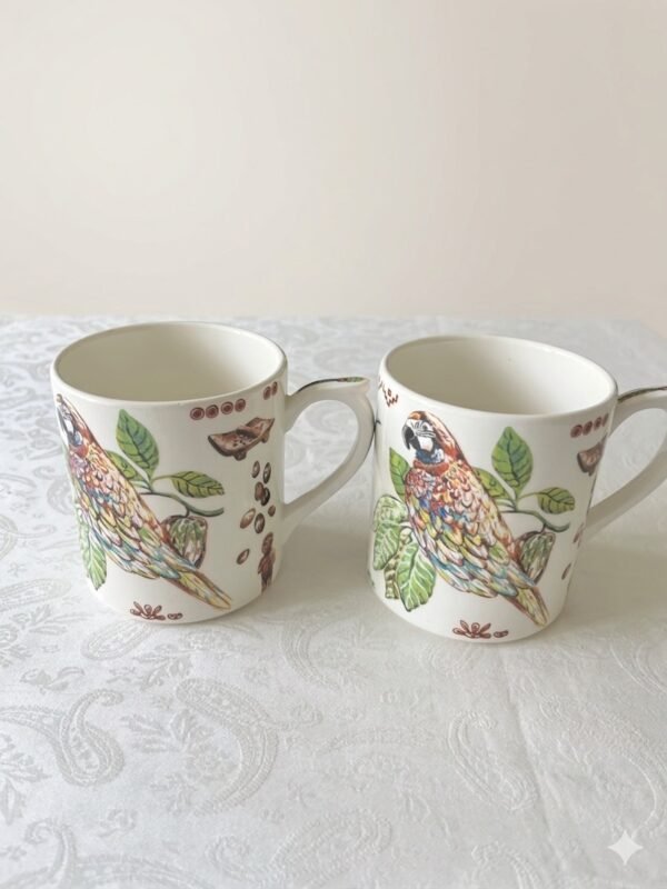 gien cacao koffie:theemokken met oor Zijaanzicht van de Gien Cacao beker met een elegant gevormd oor en tropisch decor.