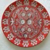 Rond Gien Paseo serveerbord met rood en wit decor, ontworpen door Sophie de Paillette