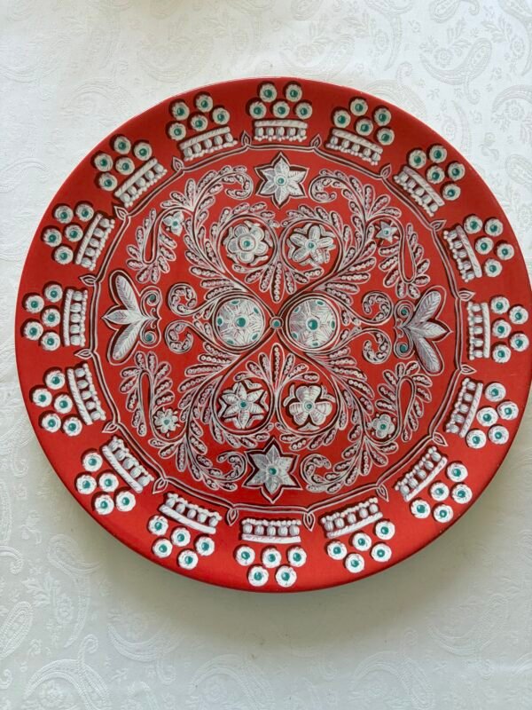 Rond Gien Paseo serveerbord met rood en wit decor, ontworpen door Sophie de Paillette