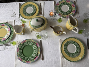 ezellig gedekte zomertafel van bovenaf gezien met het Mix en Match vintage servies