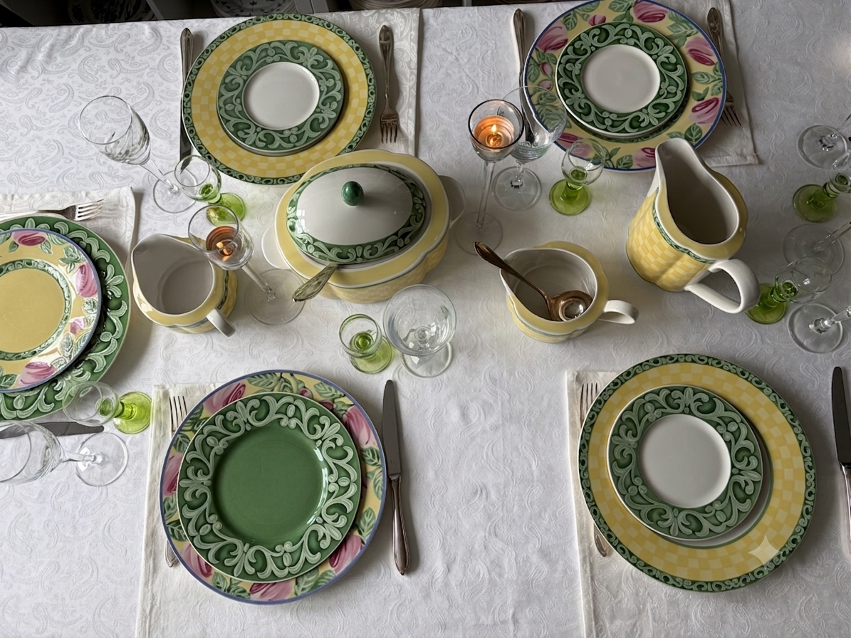 ezellig gedekte zomertafel van bovenaf gezien met het Mix en Match vintage servies