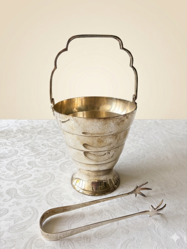 Z.Y. antieke verzilverde Art Deco ijsemmer met ringen-design en de klauwtang op de voorgrond