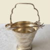Z.V. antieke verzilverde Art Deco ijsemmer met ringen-design en bijbehorende klauwtang op een wit tafelkleed
