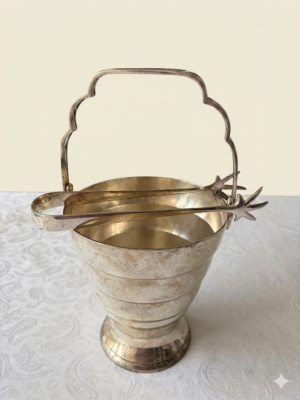 Z.V. antieke verzilverde Art Deco ijsemmer met ringen-design en bijbehorende klauwtang op een wit tafelkleed