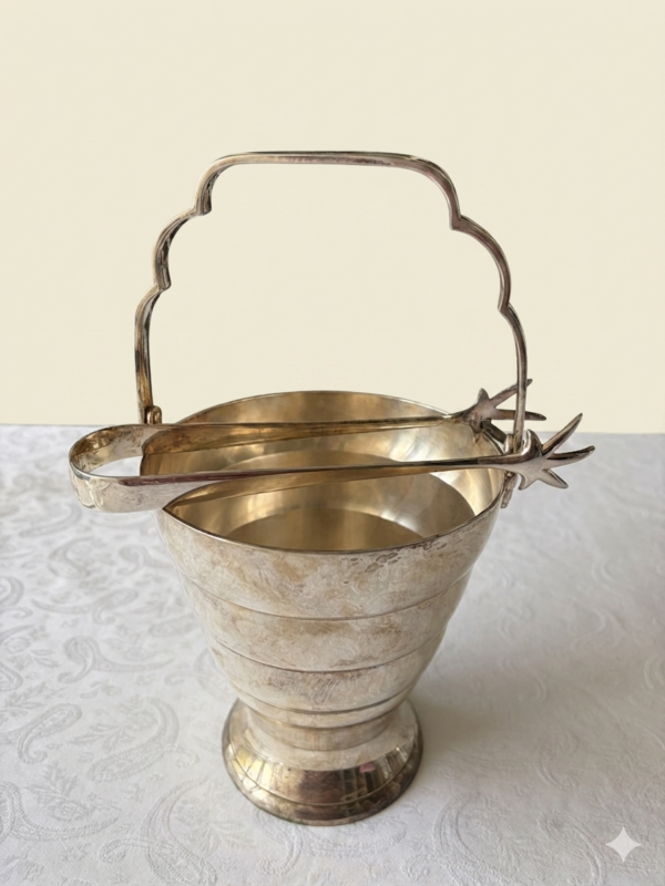 Z.V. antieke verzilverde Art Deco ijsemmer met ringen-design en bijbehorende klauwtang op een wit tafelkleed