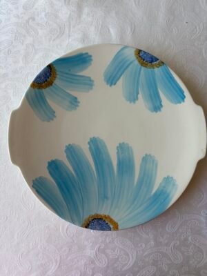 Gien Marguerite blauwe serveerschaal met oren op een wit tafelkleed.